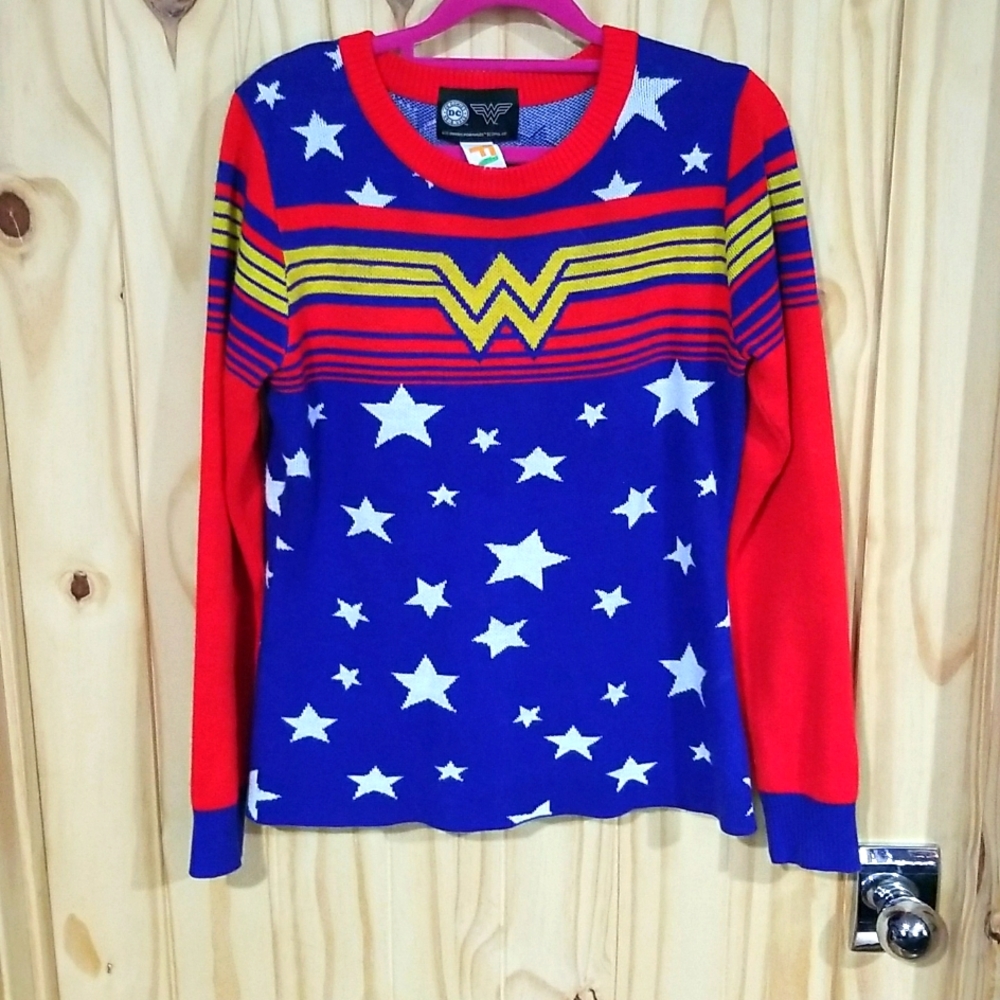 Wonder Woman sweater. M.